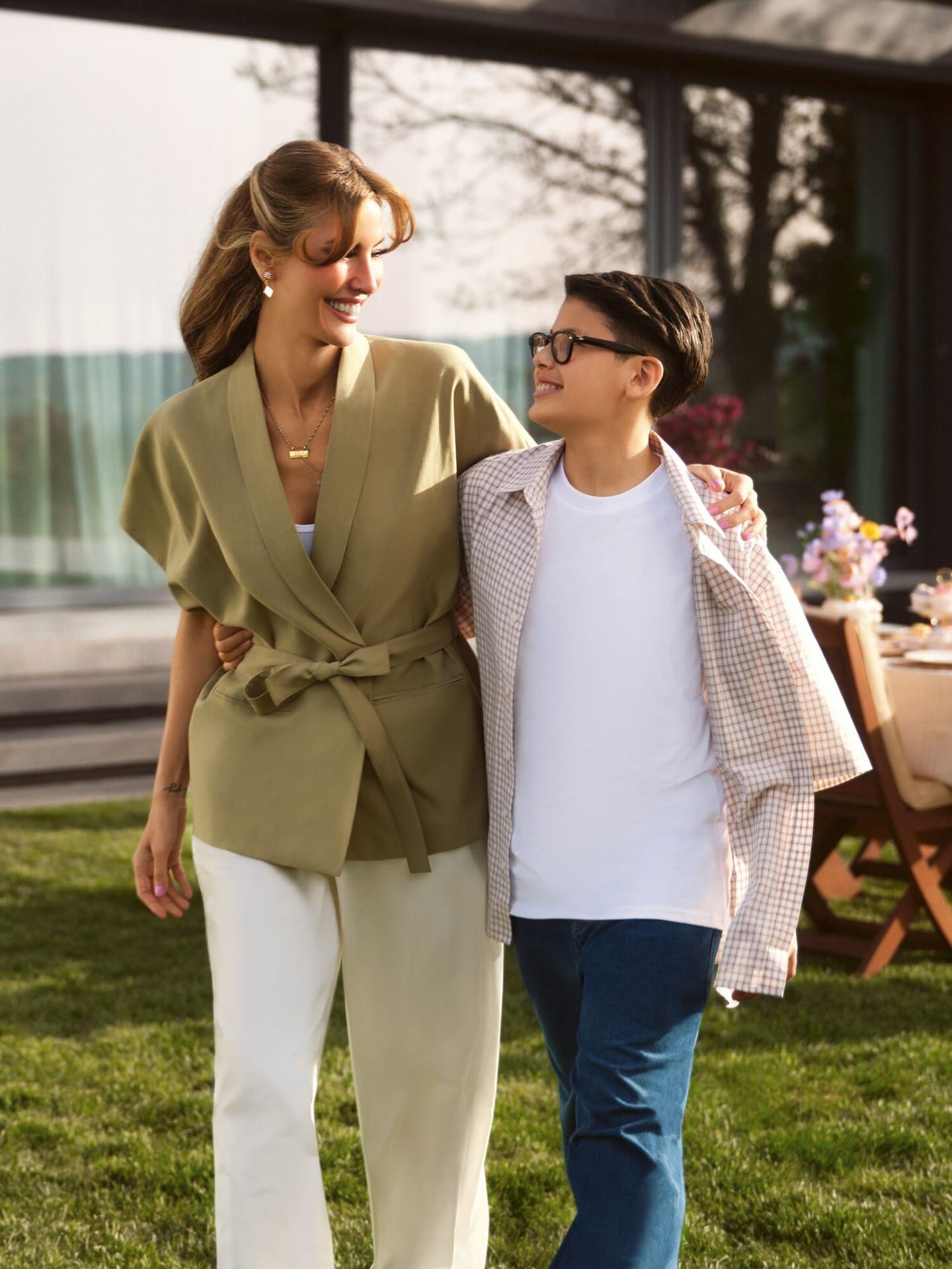 Çağla Şıkel and Uzay Altuğ walk arm in arm across a sunlit garden, closing LC Waikiki's Mother's Day story at golden hour.
